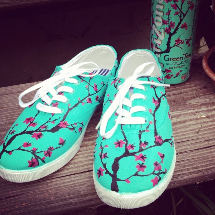 24+ DIY Ideas To Turn Your White and Boring Tennis Shoes Into Art